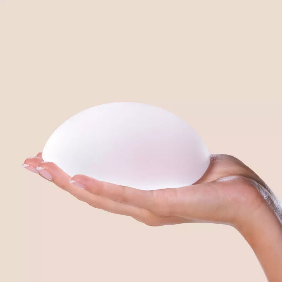 Bác sĩ tư vấn túi ngực Perle™ by GC Aesthetics phù hợp với từng khách hàng